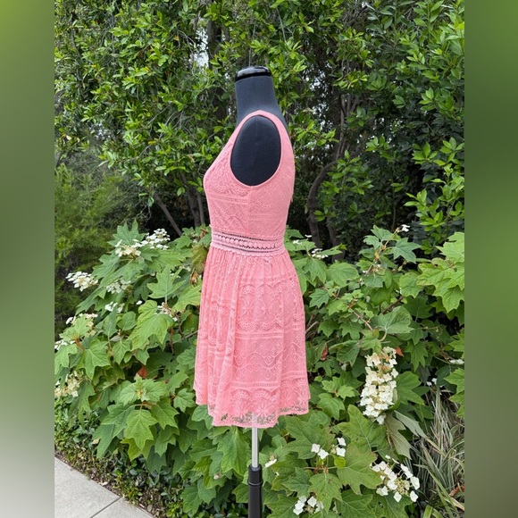 Forever 21 lace and crochet mini dress - size S - Picture 3 of 4